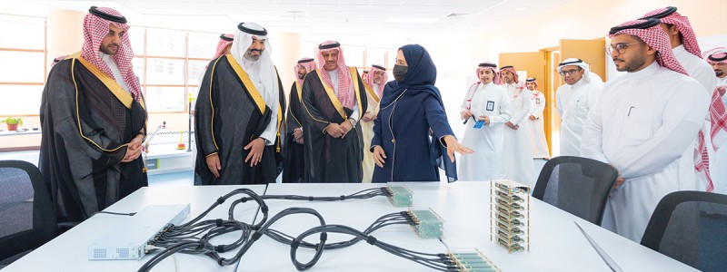 وزير الاتصالات وتقنية المعلومات يزور الجامعة ويشيد بمشاريعها الريادية ومراكزها البحثية
